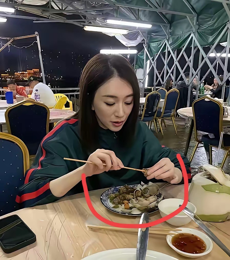 李小冉吃的是什么东西，也不用筷子 