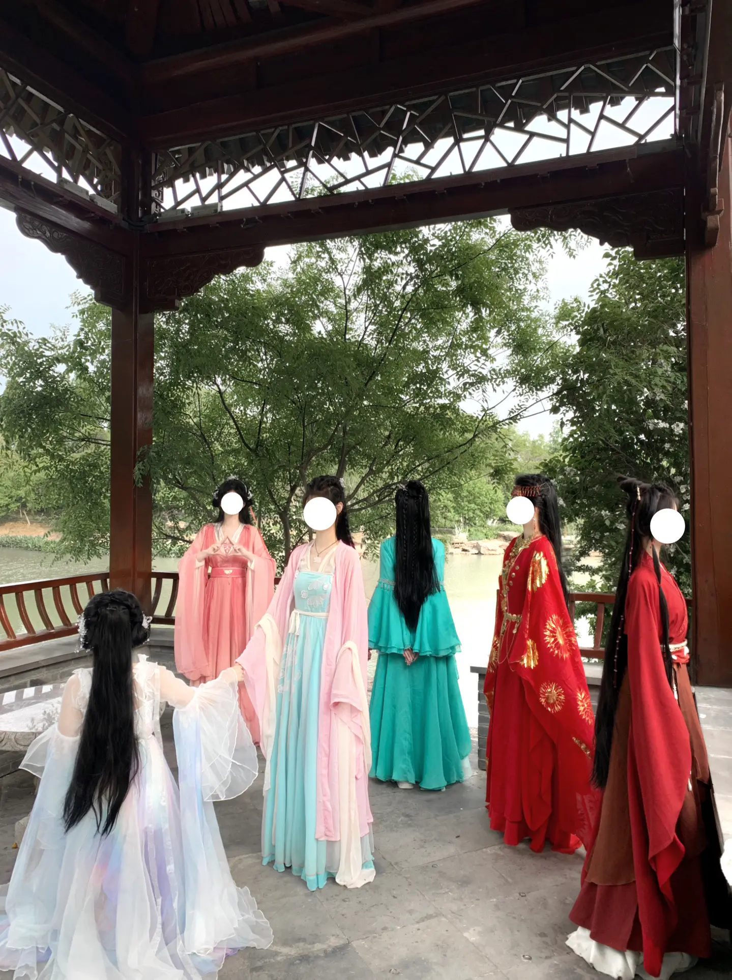 走不出来的只有我们 
程少商 小枫 碧瑶  花千骨 小兰花  颜淡