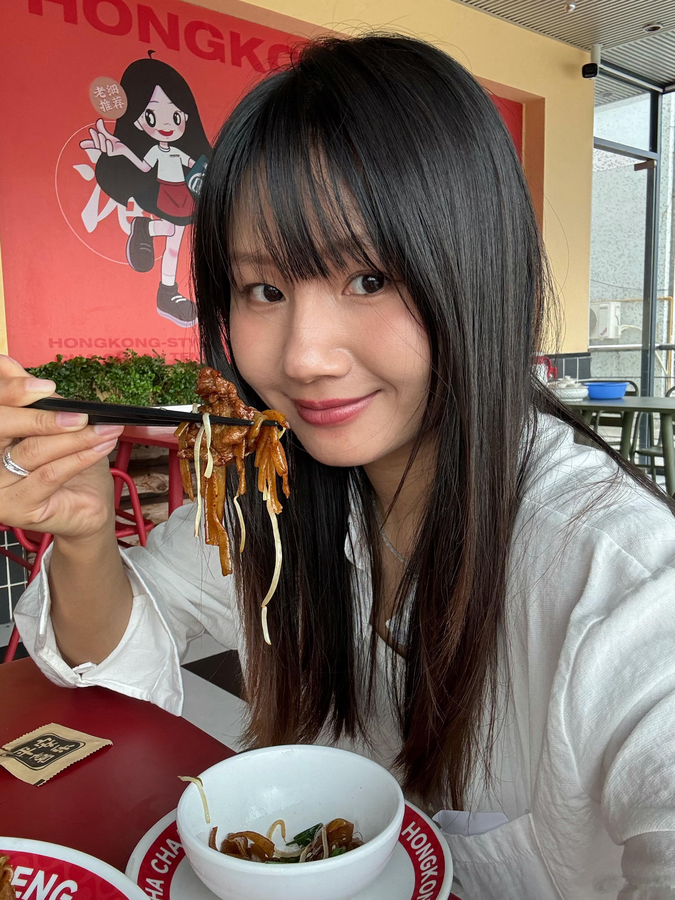 惠州第一顿来吃港式茶餐厅了，没想到叉烧拼盘还不如我在厦门佰味佳的好吃不过干炒牛河