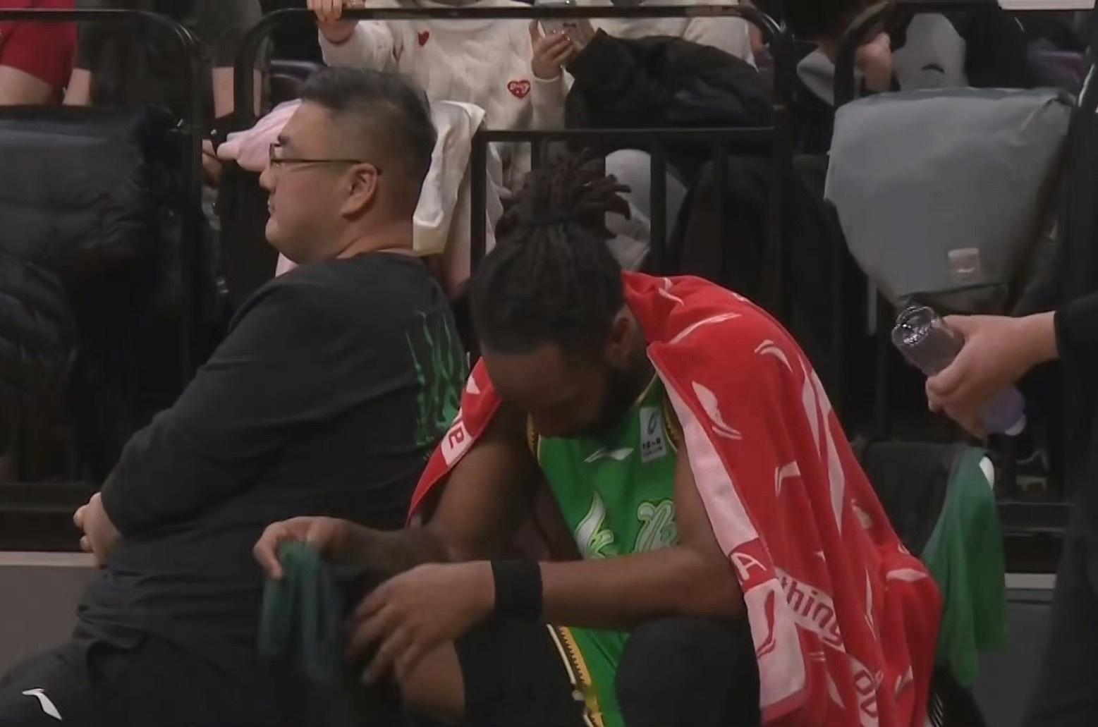 威尔斯真的尽力了，独得25分5篮板3助攻3抢断，得分+助攻贡献了全队三分之一的分