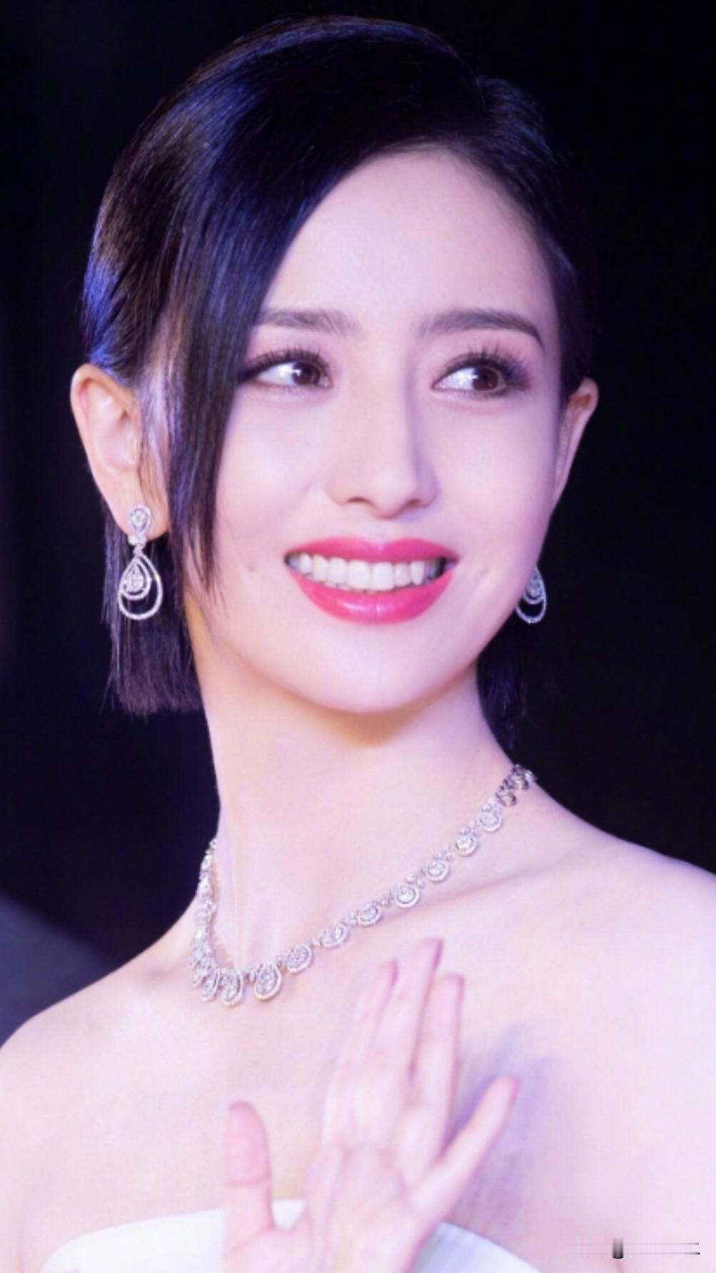 佟丽娅离婚五年无人敢娶？不是没人配得上，是没人挤得进他们的关系里。
 
佟丽娅离