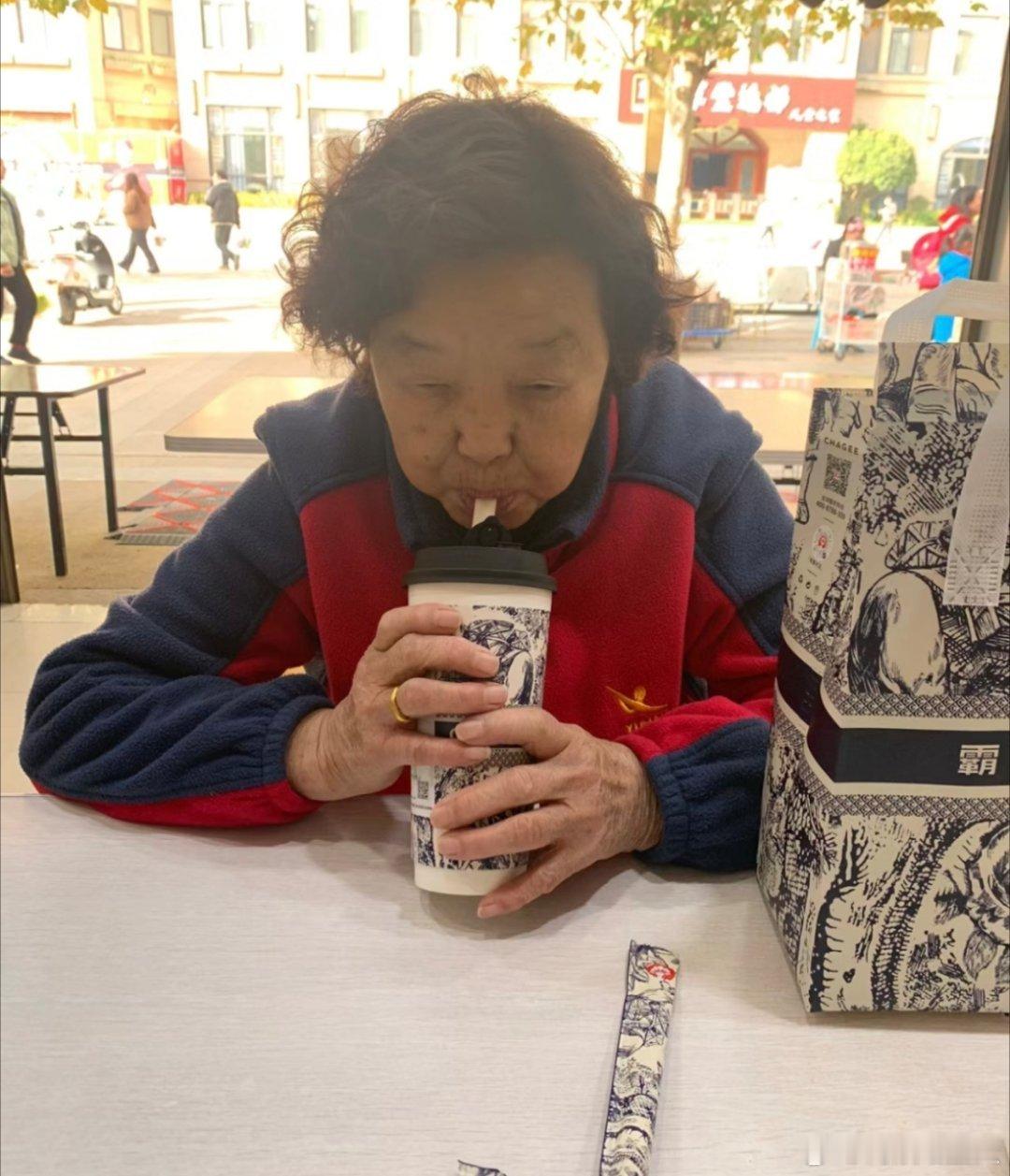 #霸王茶姬[超话]##属于郑钦文的生日主场##霸王茶姬#   霸王茶姬热爱在一起