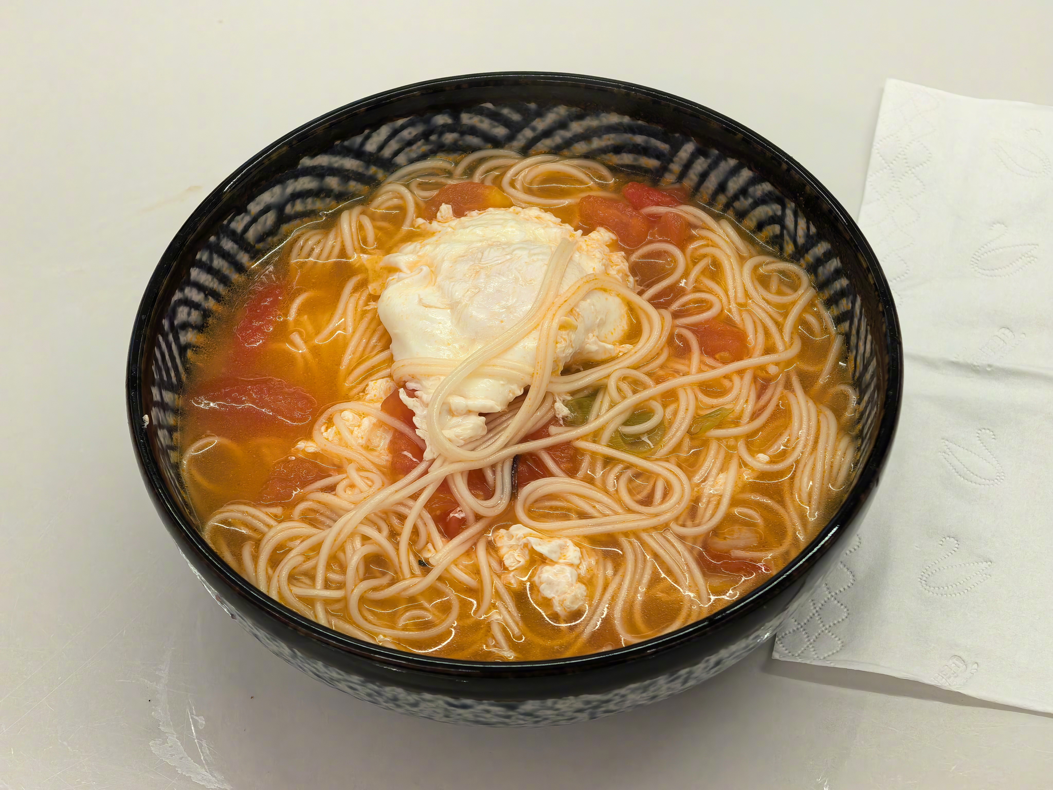 今天早上闺女说要吃西红柿面，这好说啊！再来个蛋。 ​​​