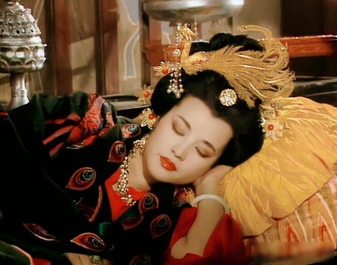 705年，一个八十二岁的老太太正在病床上养病。 突然，宫门被一脚踹开，刀光一闪，