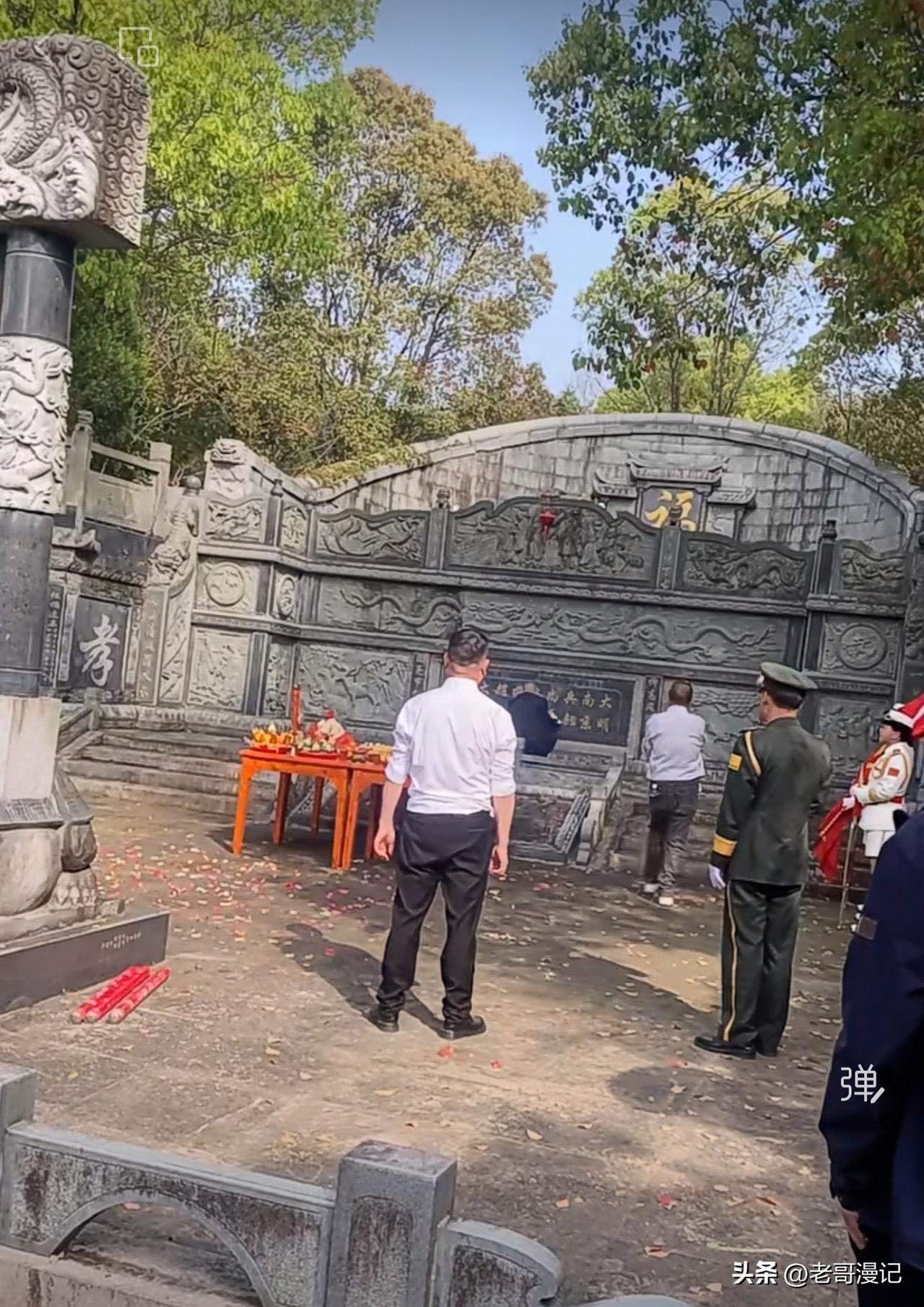 清明节扫墓的一个视频中，乐队伴奏着“春天的故事”。墓地庞大，还有人专门维持秩序。