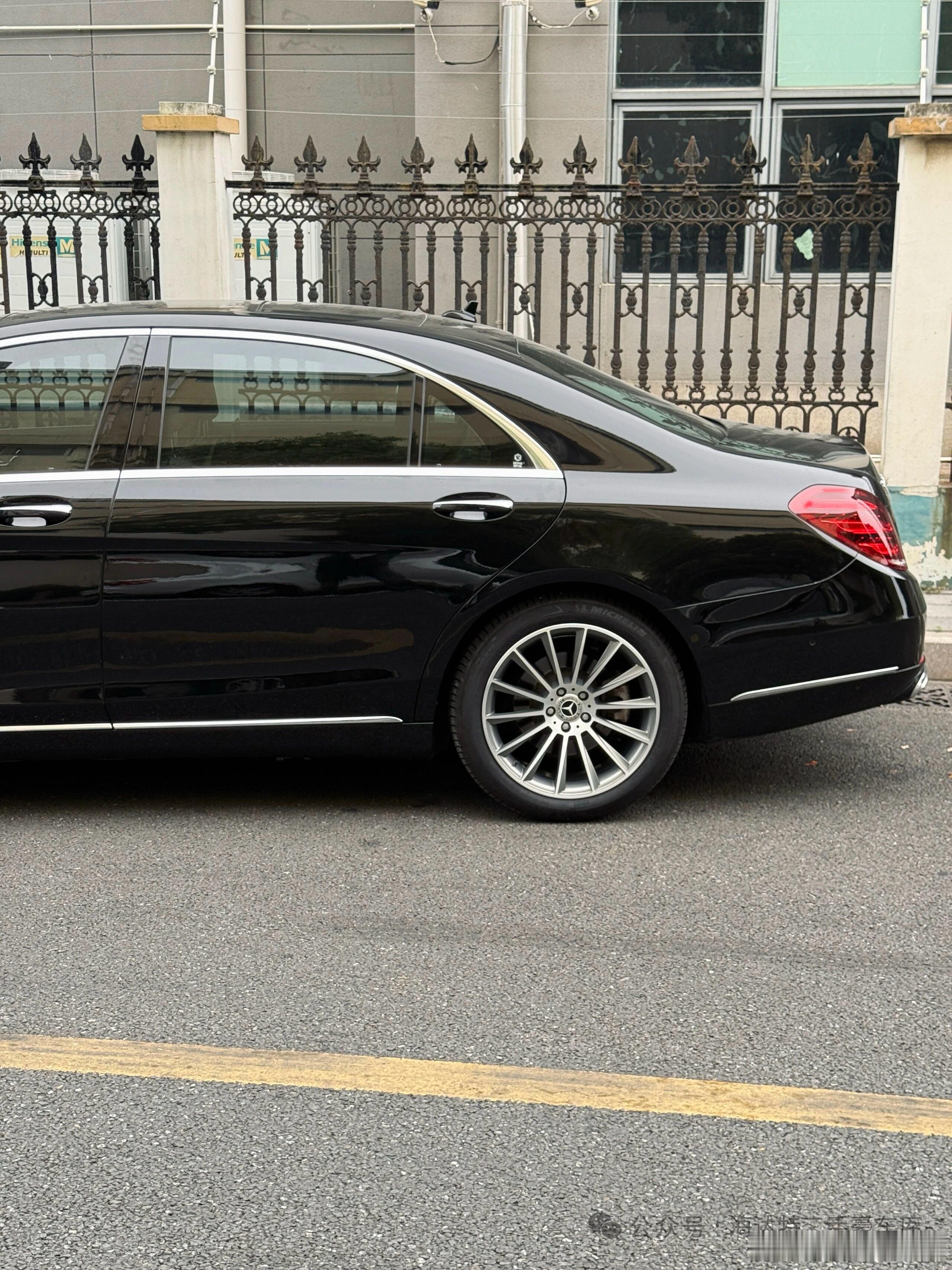 W222的美，是经得起时间考验的经典不随波逐流，不刻意年轻，它懂你的成熟，也包容