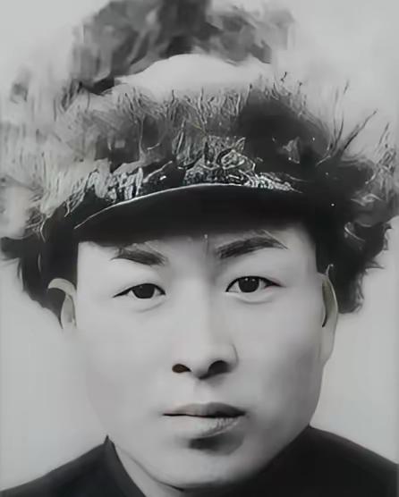 一个战士撞见八个鬼子在河边追一个抱娃的农妇，他枪里就三发子弹，他没躲，刺刀“咔”