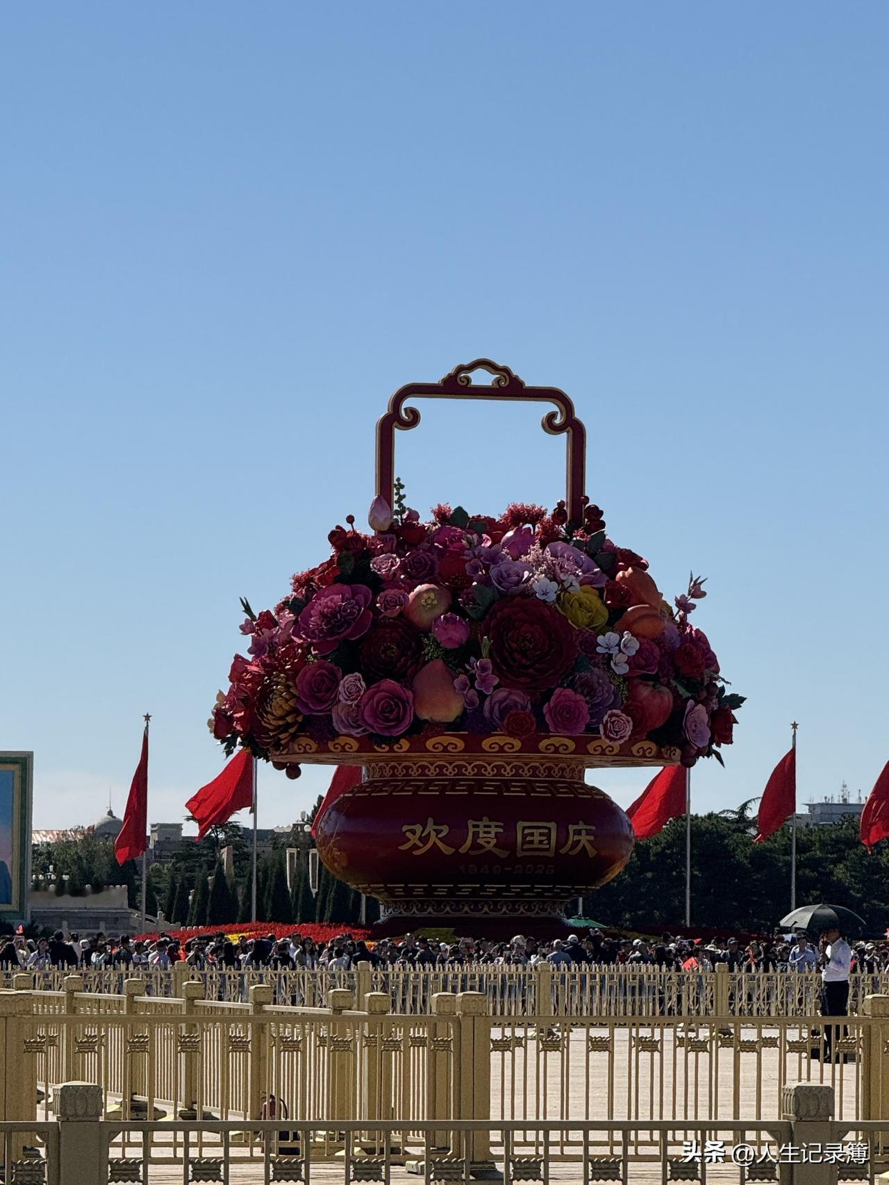 过节了，出门去天安门广场玩。
我问女儿，我穿的衣服合适吗？
女儿说：妈，你会搭配