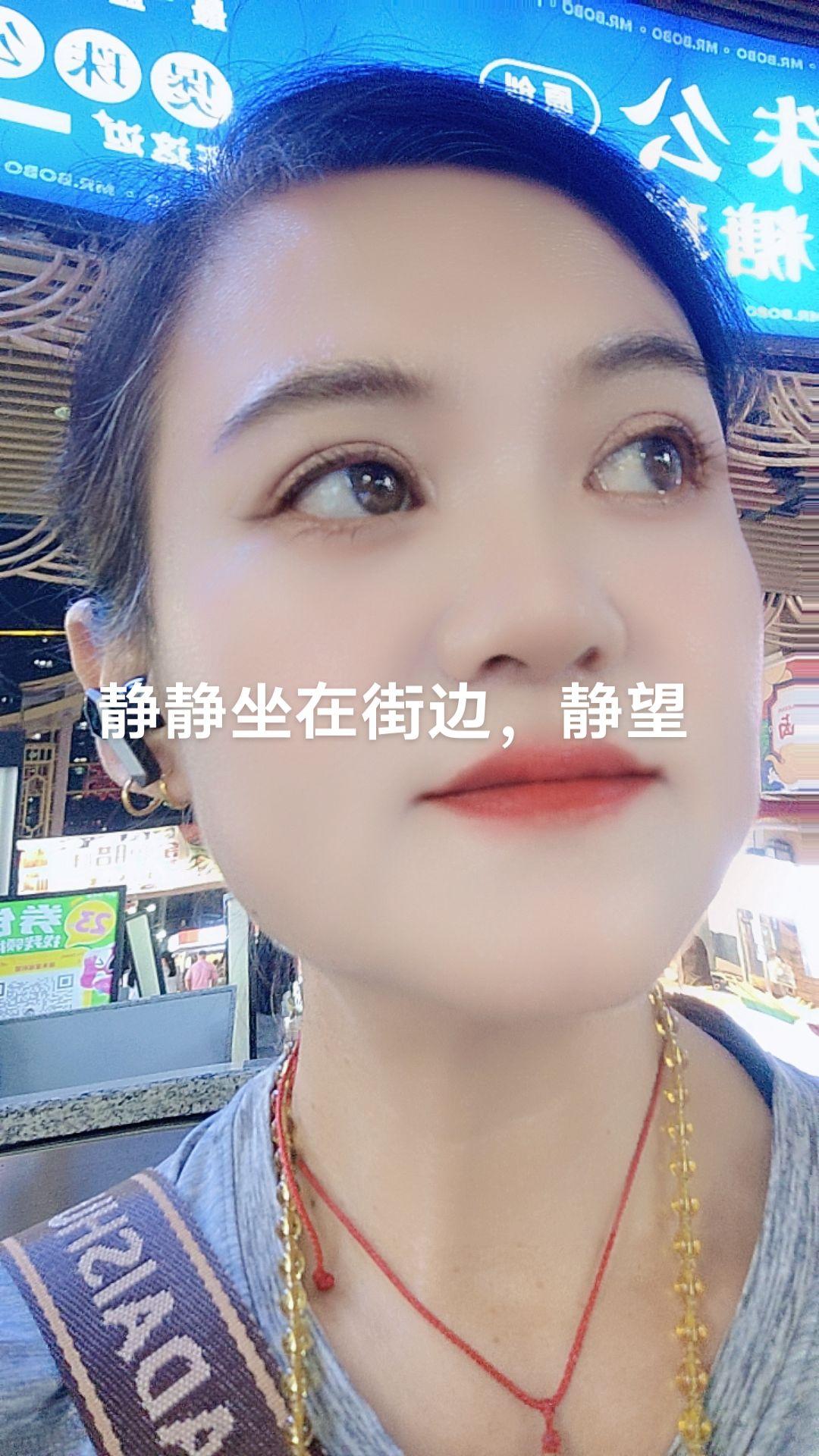 静静坐在街边，静望。#记录自己的点点滴滴 #真实的我 #取悦别人不如取悦自己 #