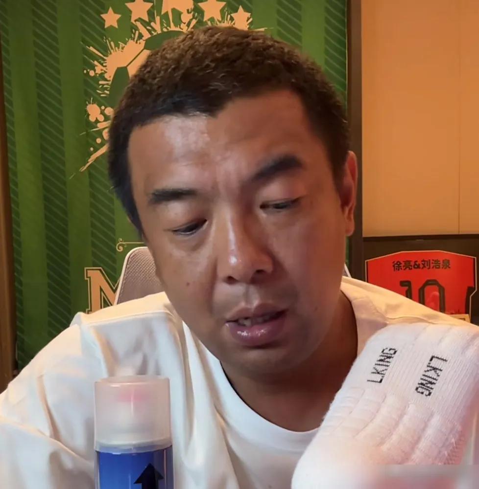邵佳一这主教练，压根儿不是宋凯定的。徐亮直播直接说漏了，原本是要请外教的，一摞简