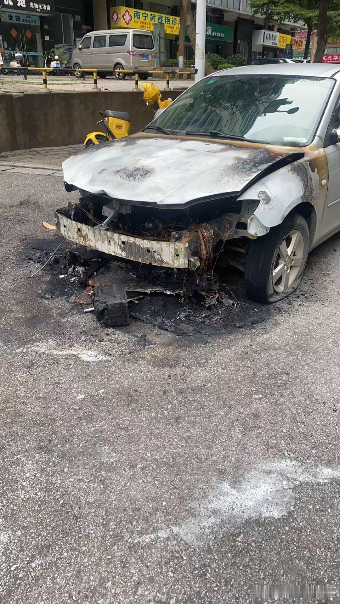 一觉醒来，车没了！大年初一，在北湖市场对面路边停放的一辆轿车被烧成废铁，车主怎么