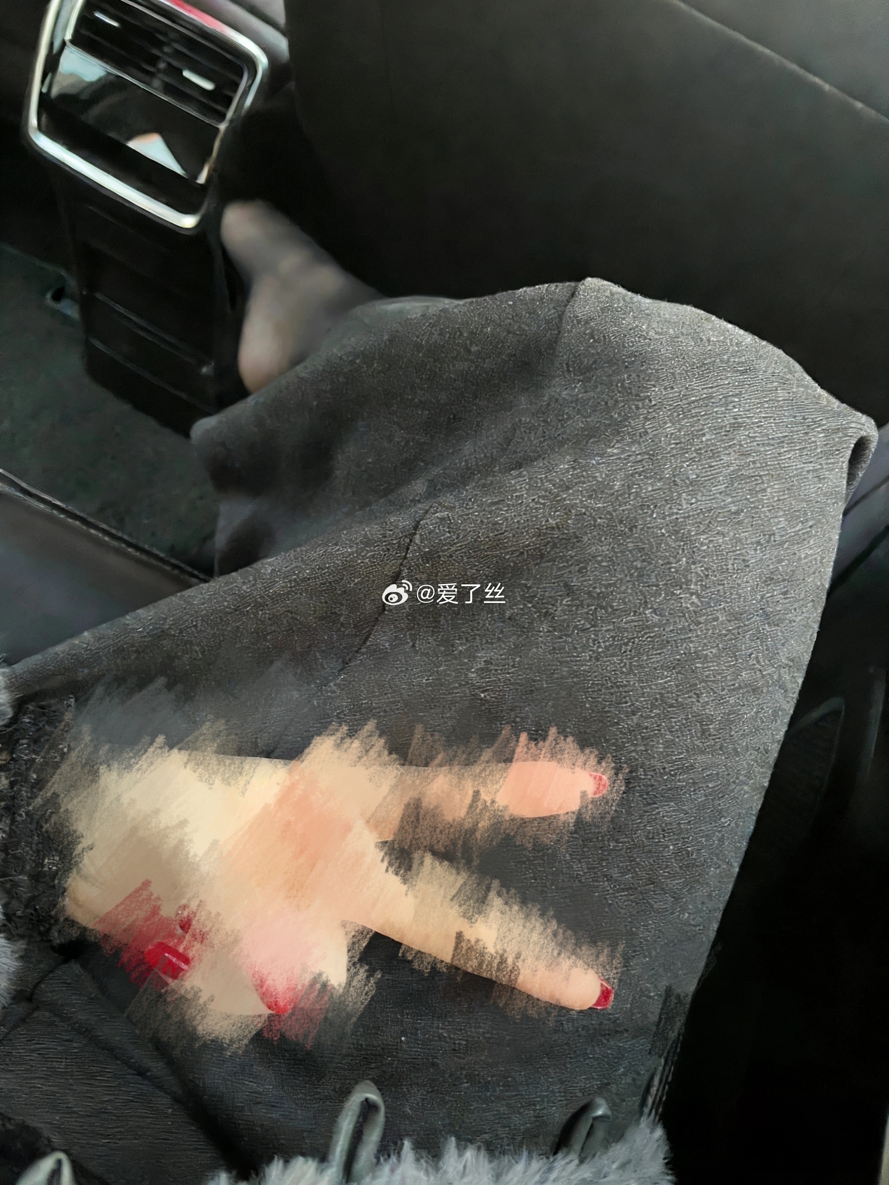 随手拍日常plog 给手打上马赛克的目的是为了要你看重点不过这个红色的甲片是真亮