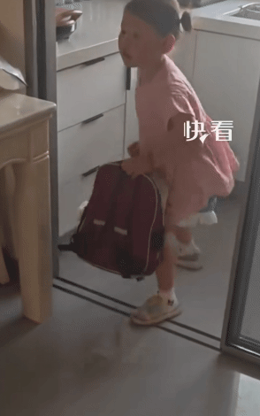 “笑不活了！”陕西，女子看到女儿往书包装盆。她问女儿: “拿盆干啥。”没想到，女