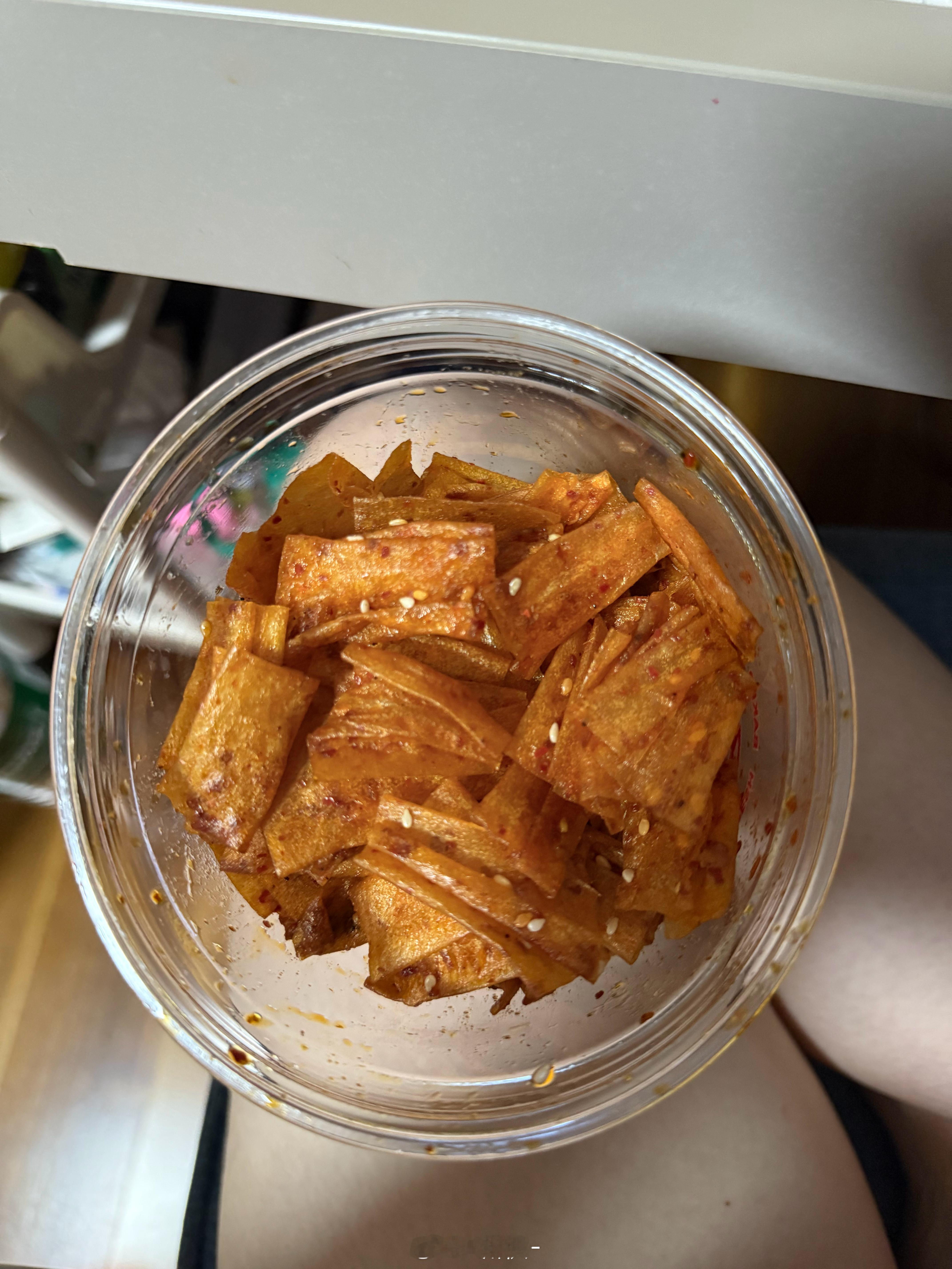 妈啊，好久没吃还是觉得这个辣片好好吃啊，一开一下就吃掉了一层，就是大晚上吃太罪恶