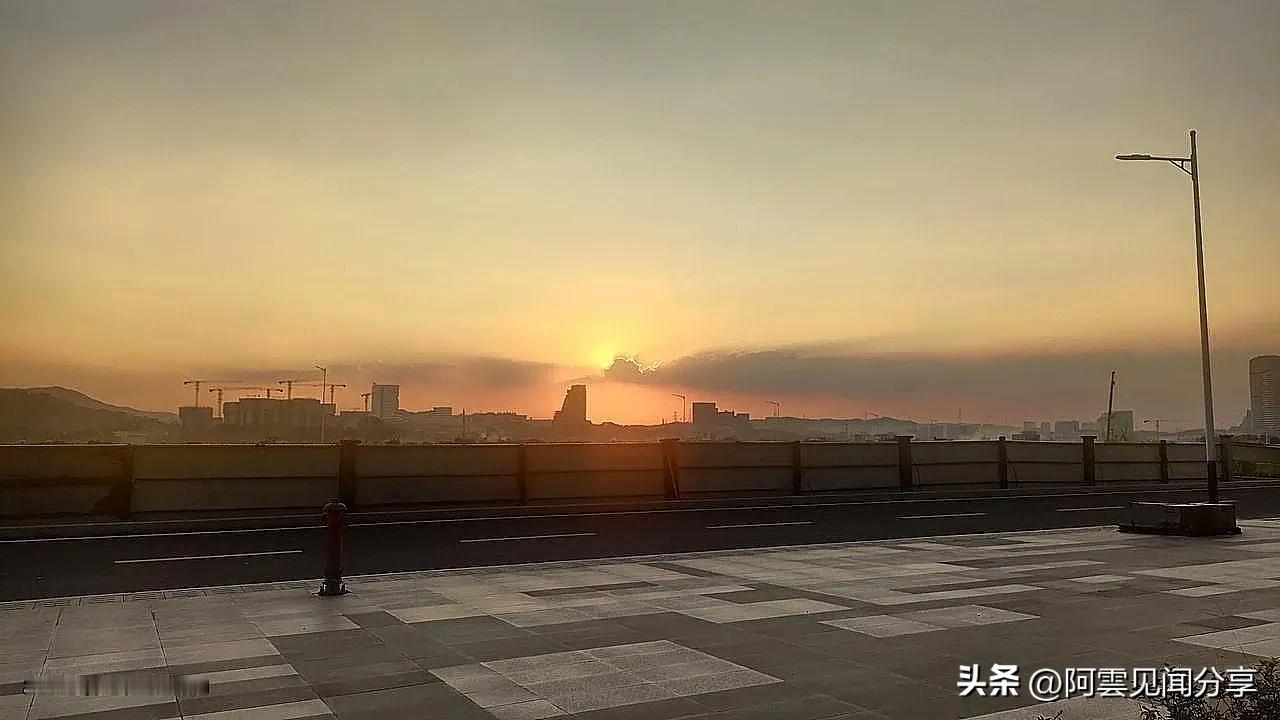 2025.9.13傍晚，广州知识城看到天空出现很壮观的一幕，我随机用手机记录下这