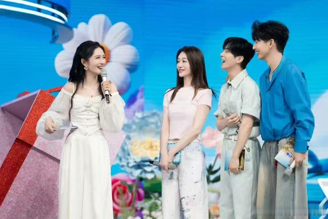 丁程鑫沈凌完全霸总 你好星期六 杨迪沉浸式扮演安保严守门禁，拦住想要进场的沈凌，