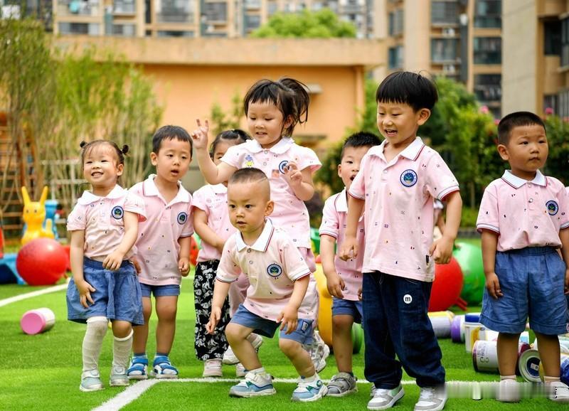 81年男子幼儿园接娃被当成爷爷 81年男子去幼儿园接娃被当成爷爷，这事儿听起来挺