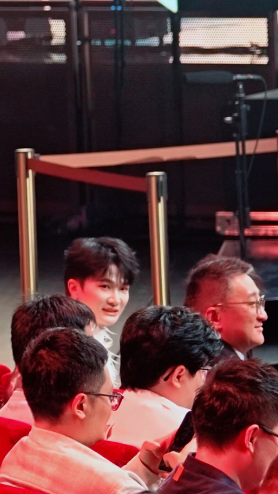 周深周深对着乌兰图雅唱内蒙古之花周深阅文ip盛典新歌首秀 终于来个正脸