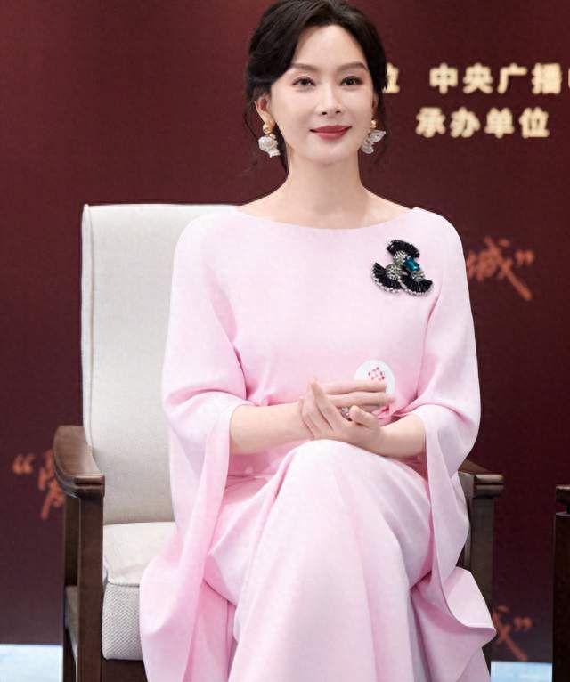 央视镜头下，朱一龙堪称叔圈顶流，万茜长发好美，金晨咋变样了