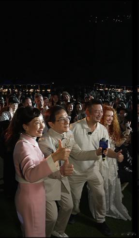 成龙说自己要让全世界来到中国成龙去桂林了？还带着老外们一起重温电影里的经典动作，