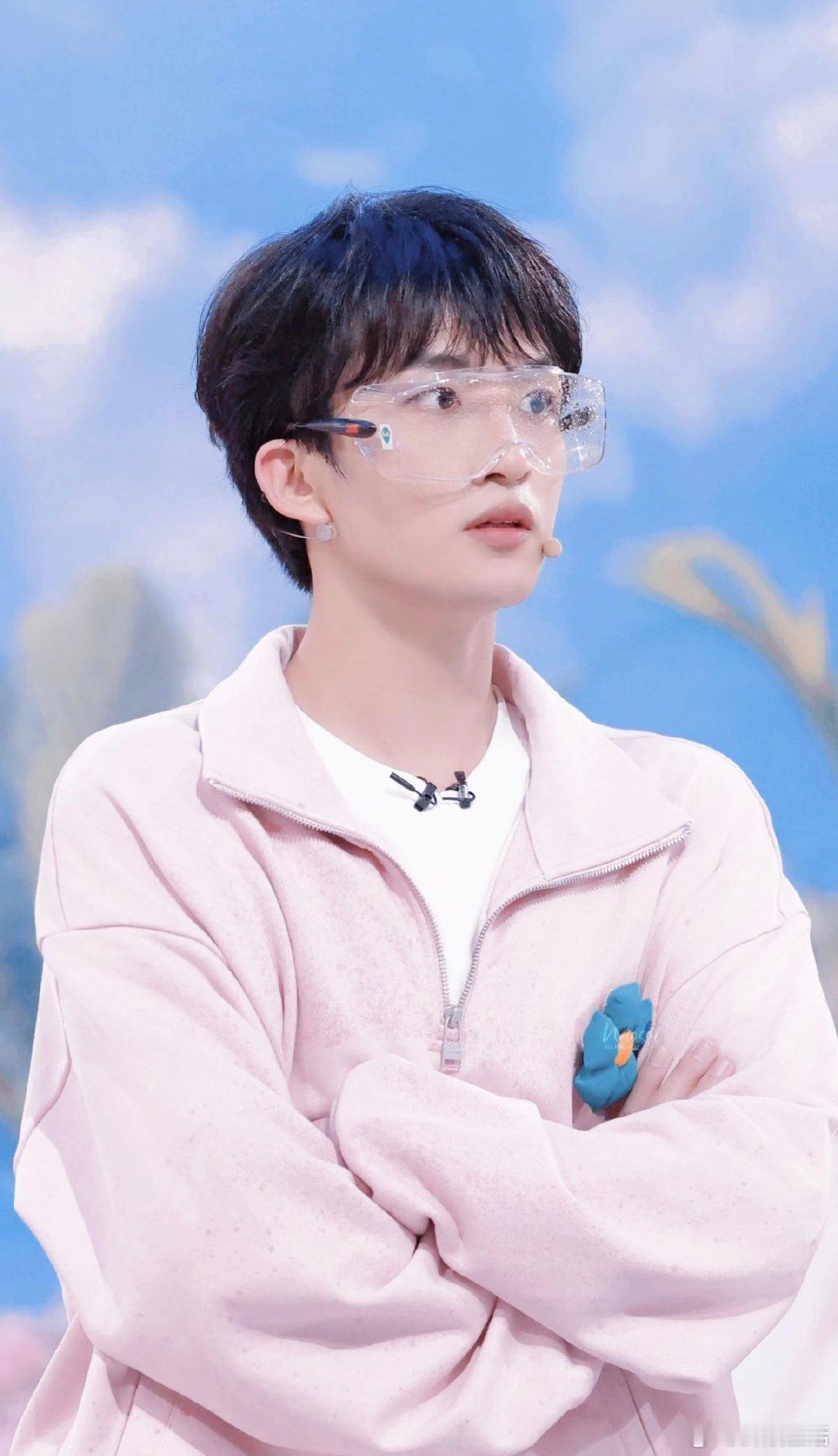 黄子弘凡做鬼脸 这段双向奔赴环节笑到我打滚，黄子弘凡一做鬼脸，杨迪当场完美复刻，