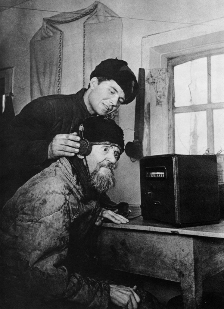 一位苏联老农民在收听无线电广播“莫斯科之声”，1943年 