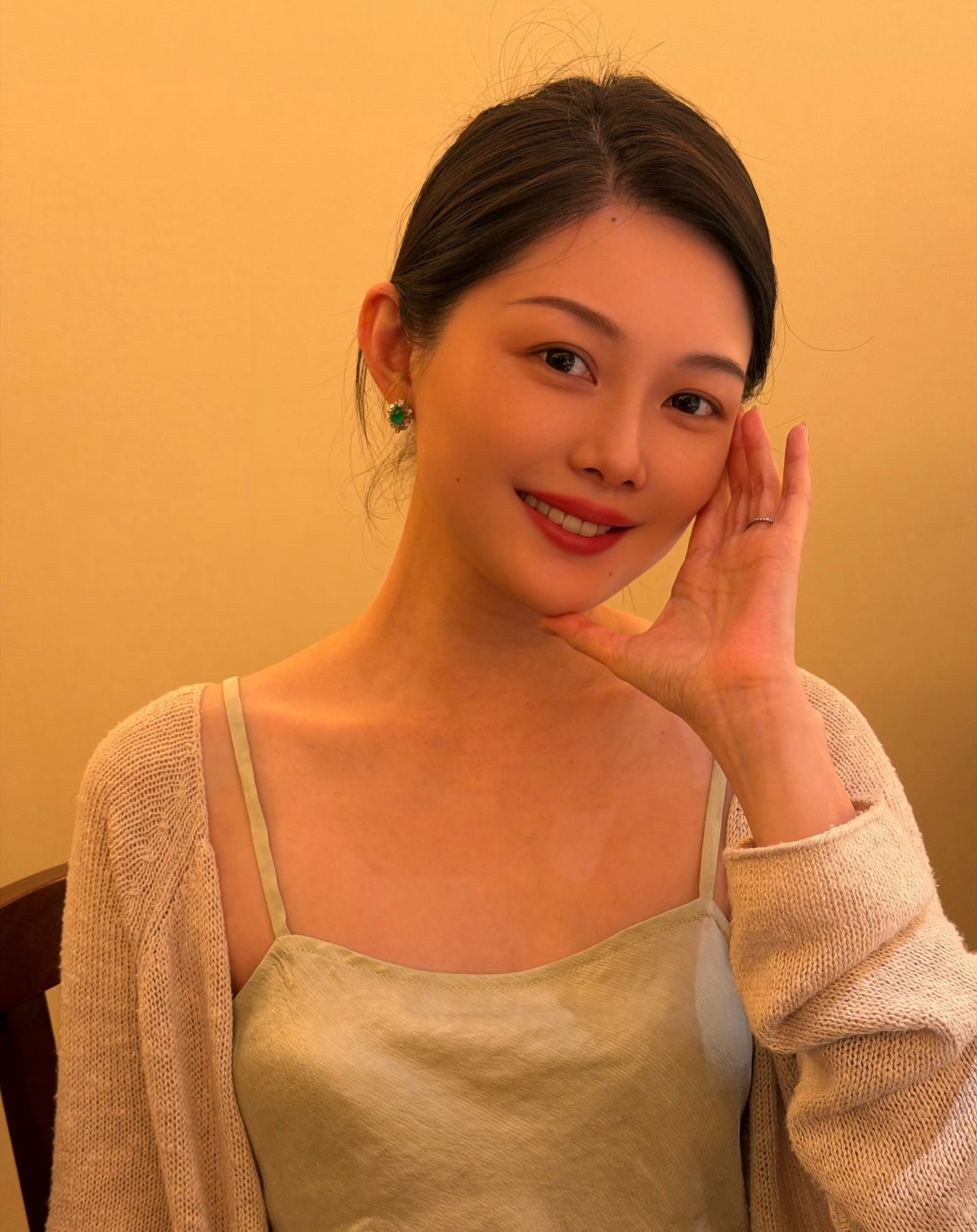 晚晚晒于正拍的自己 晚晚晒于正拍的自己于正：“啥时候合体直播卖翡翠”晚晚：“随时
