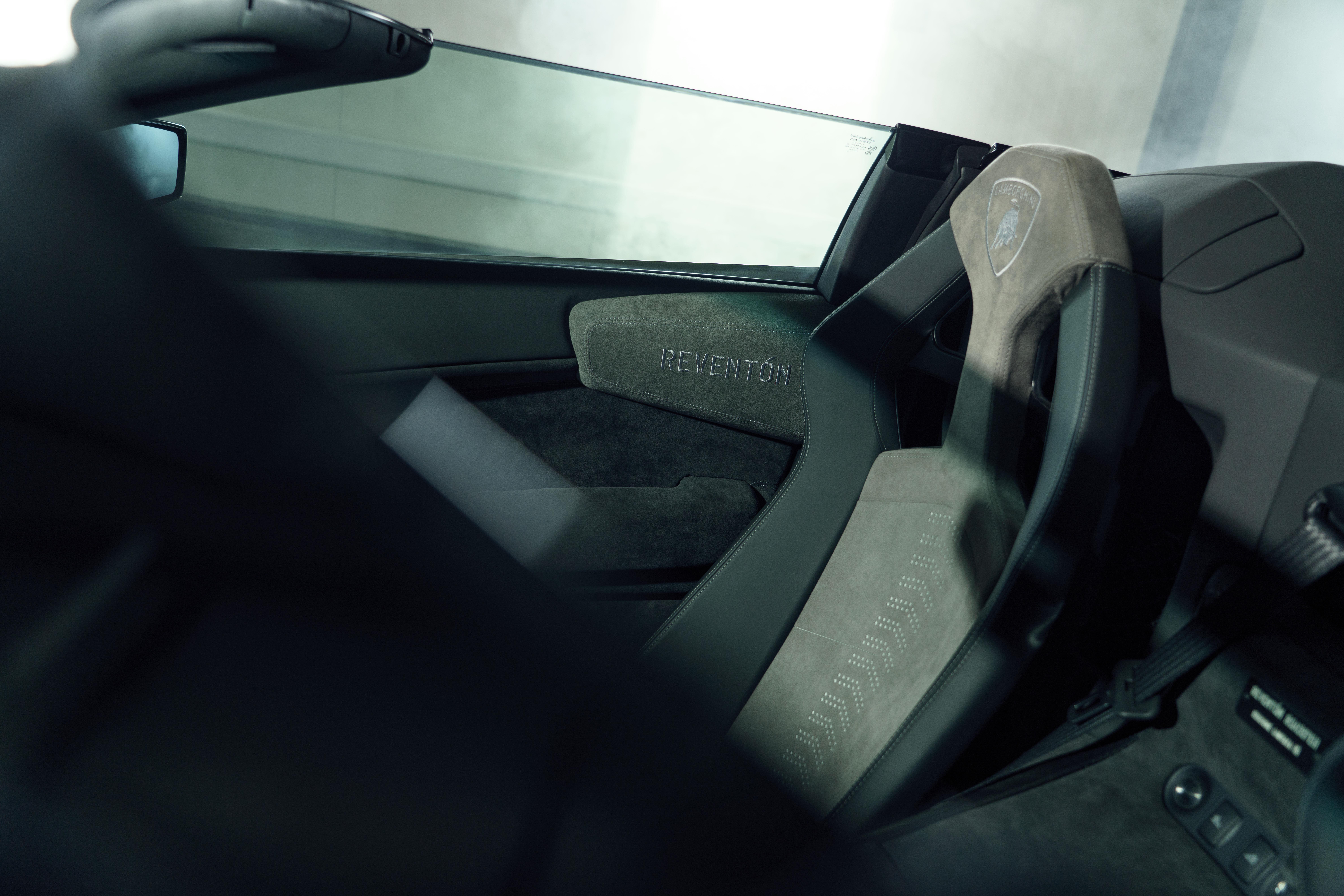 Lamborghini Reventón Roadster F-22战斗机为灵感