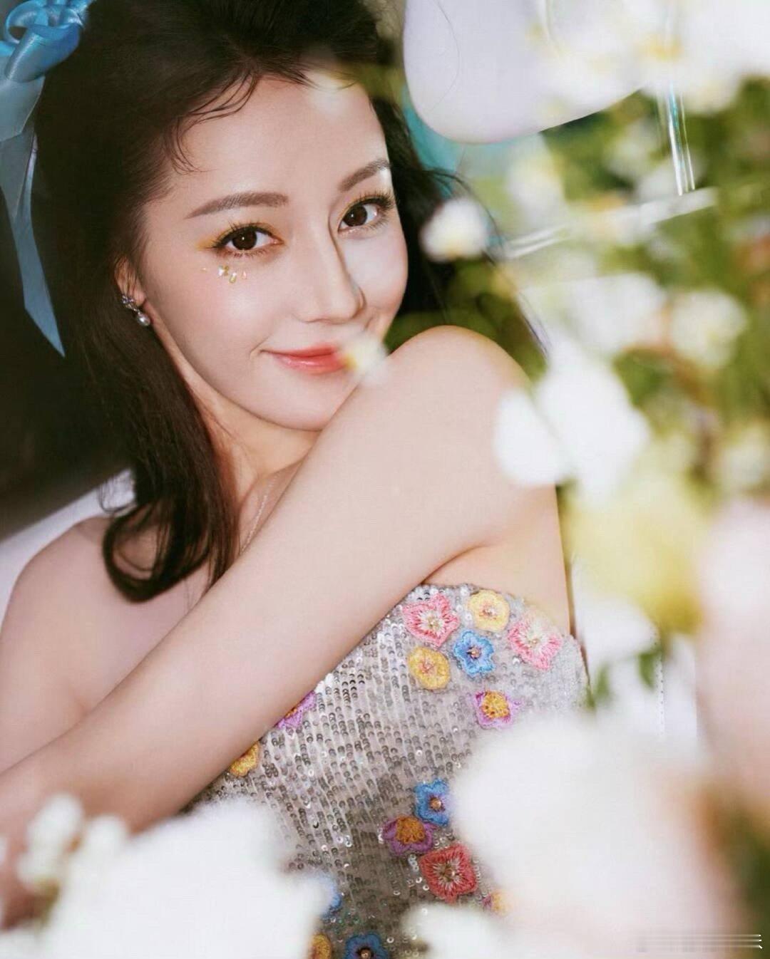 迪丽热巴[超话]  蝴蝶结美少女，一袭长裙明媚大方，一身花团锦簇的裙子，跌落人间