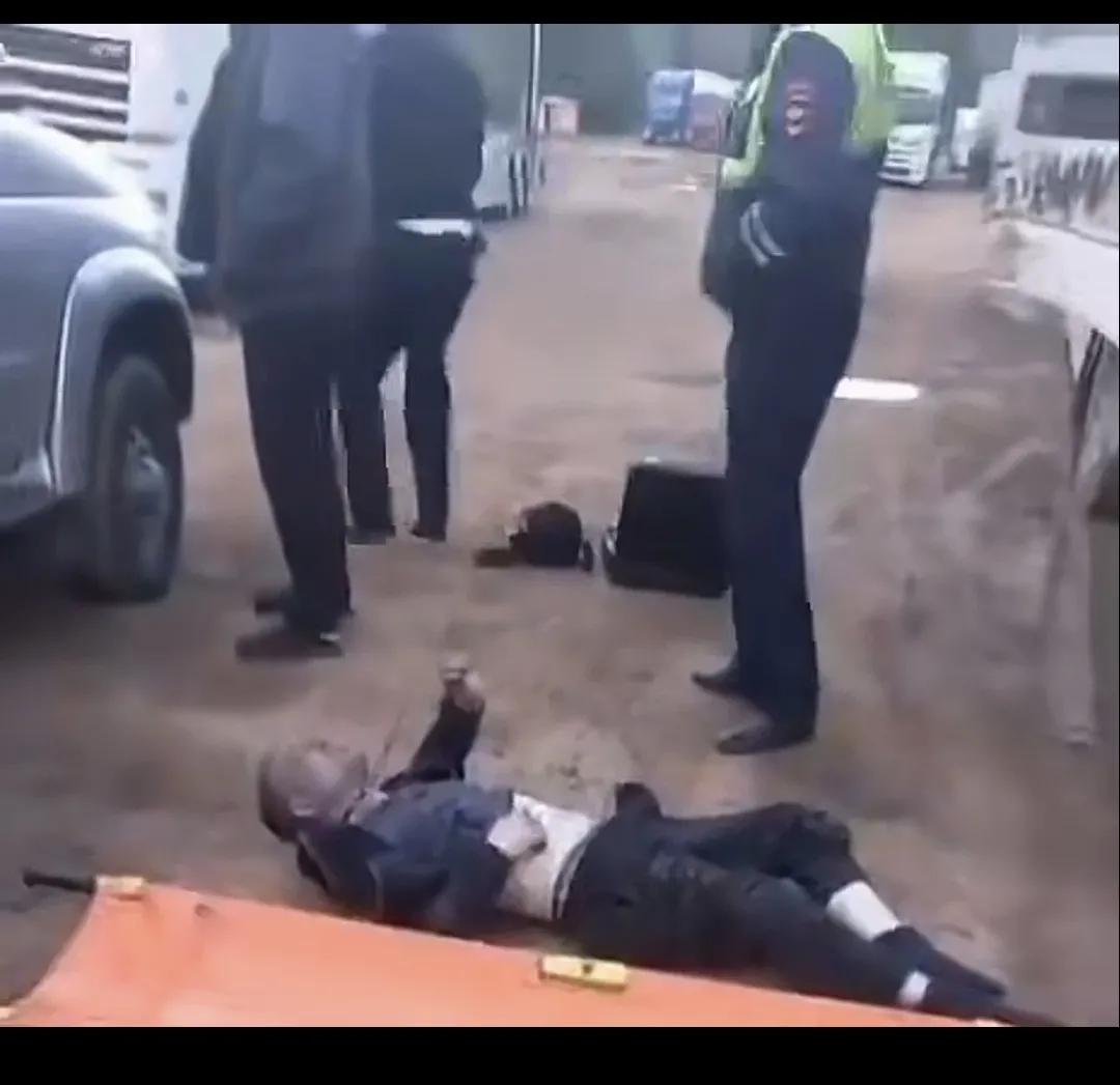 难以置信，这位被人勒死的瘦小男人，生前干了一件惊天动地的大事。他驾驶一辆满载无人