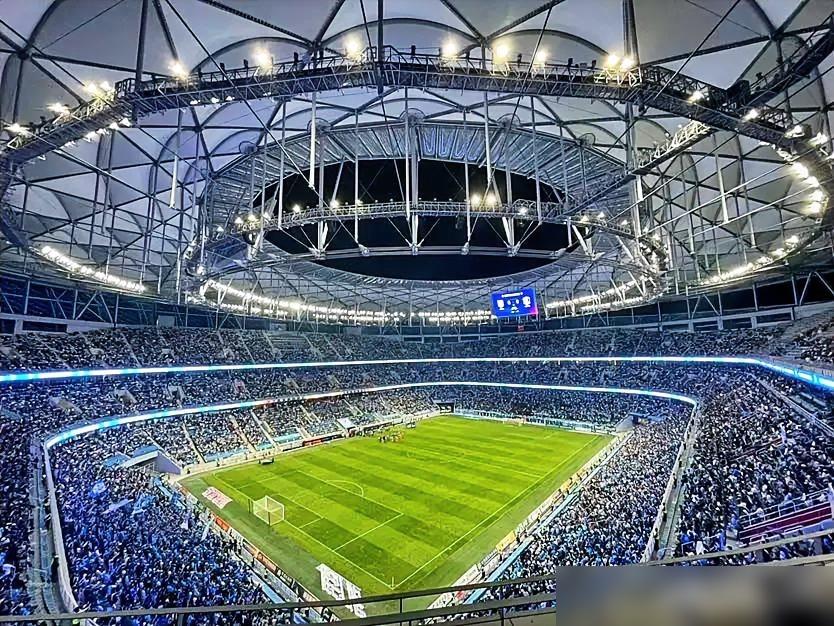 昨天发小磕着瓜子跟我抱怨，带老婆孩子去趟梭鱼湾看球，光买票就得划走大几百块，早几