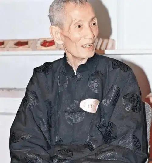 香港有个叫陈朗的风水师。
 
2003年他最后的日子里，病房里挤满了人，都是身价