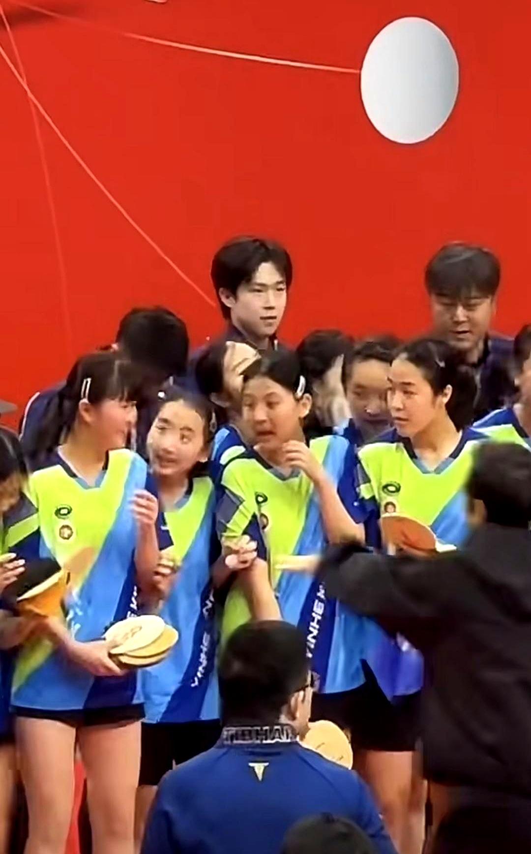 头哥还没转过身，周围已经被小女生围满了。
活动刚散场，他还背对着人群和同伴聊事