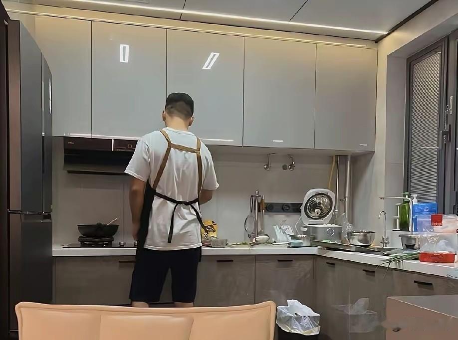 老公被裁，还负债10万，我还有15万现金，要不要提出来，帮他还？

我也很纠结，