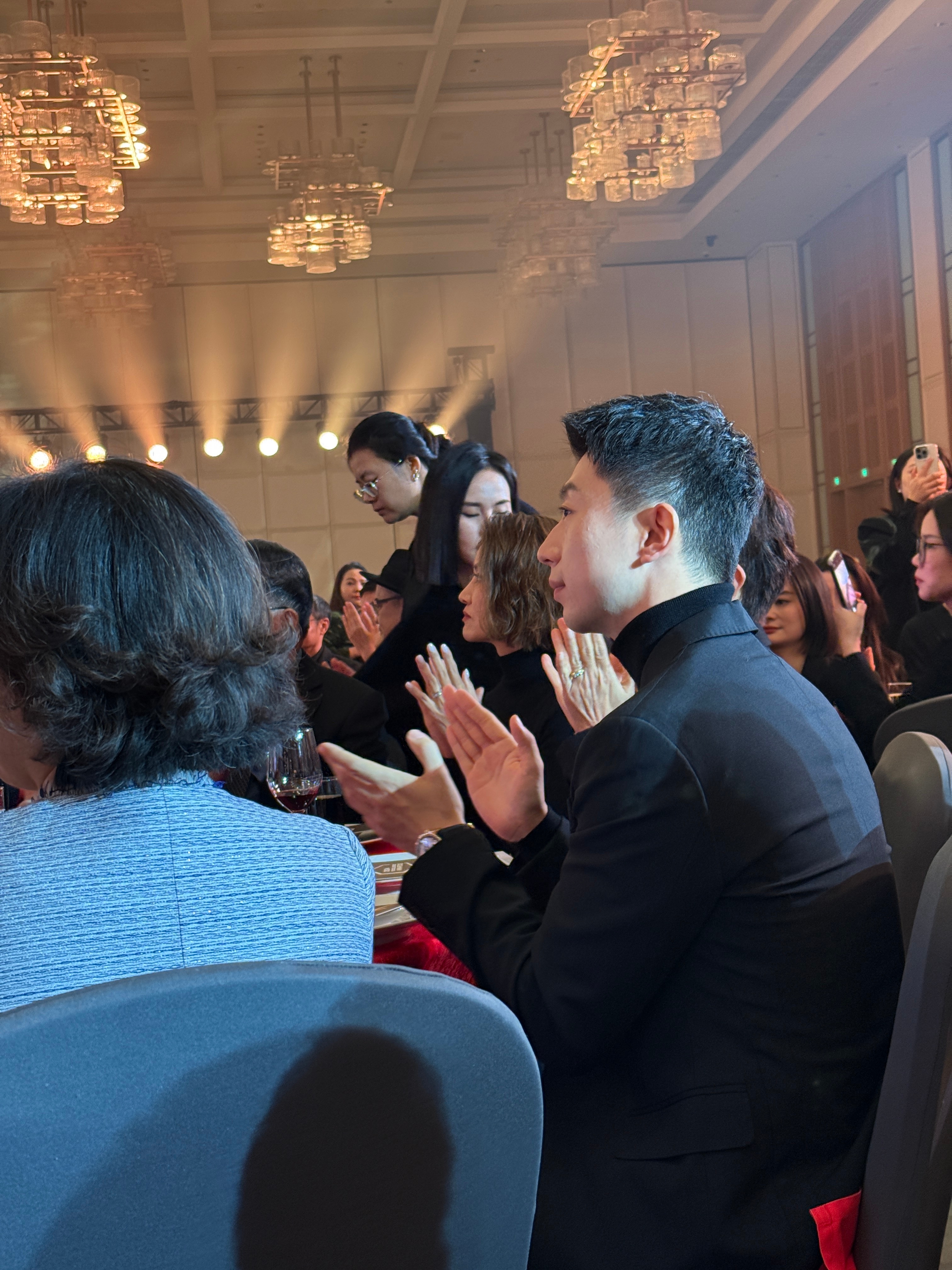 坐龙队旁边视角（三口） 