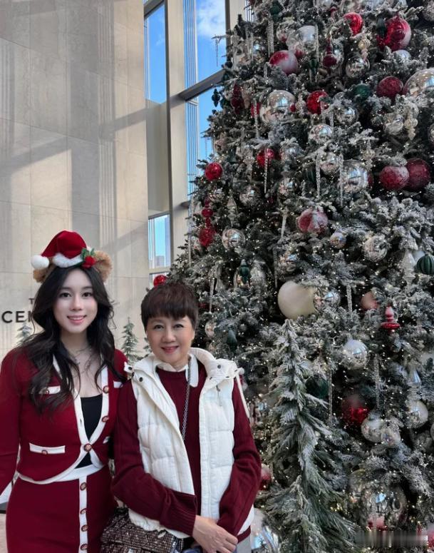 奚梦瑶何超欣梁安琪一起过圣诞2025年12月25日，何超欣在社交平台分享了一组与