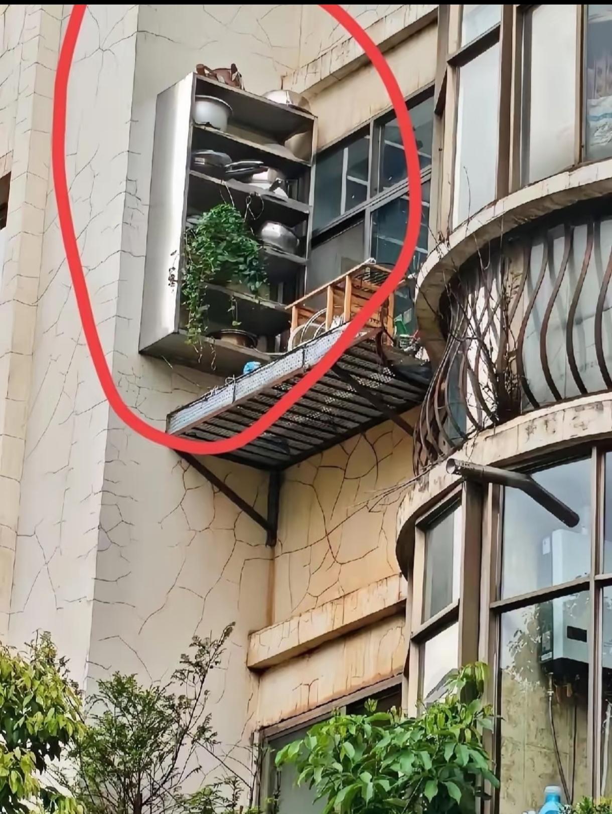 先不说这拿取不方便，一吹大风全会被吹走，砸到人怎么办。
