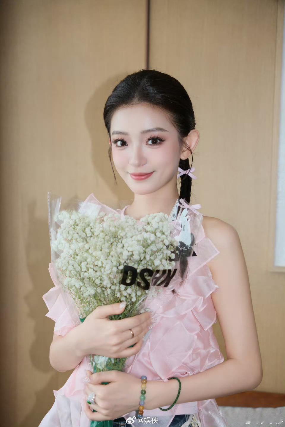 乘风2026师姐合作秀 三公师姐回归舞台氛围感直接拉满，十二位往届姐姐同台联手，