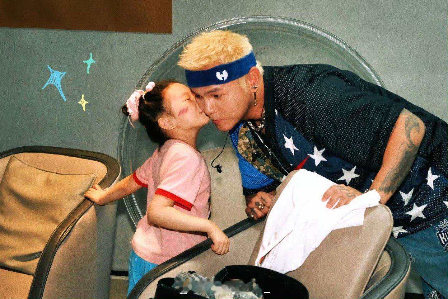 幸福！盛宇晒出和女儿的合影～都这么大啦[心]盛宇 ​​​