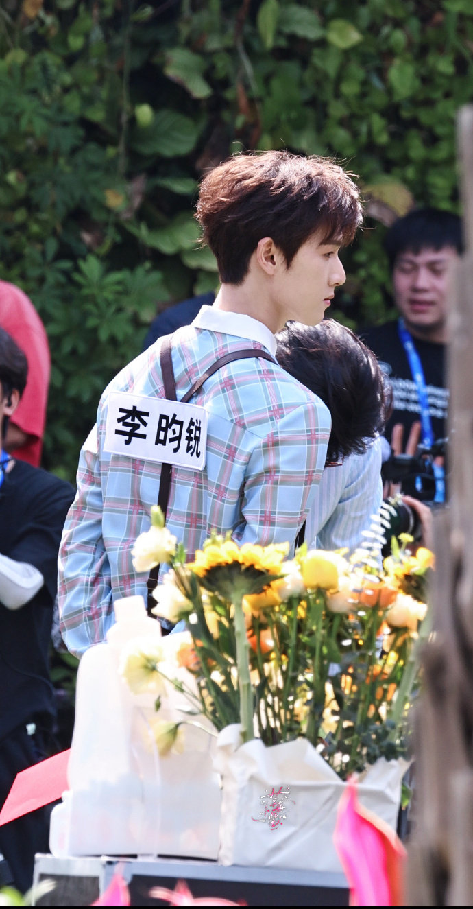 李昀锐留洋归来的小少爷 李昀锐卷毛格纹衬衫背带裤造型 李昀锐留洋归来的小少爷，李