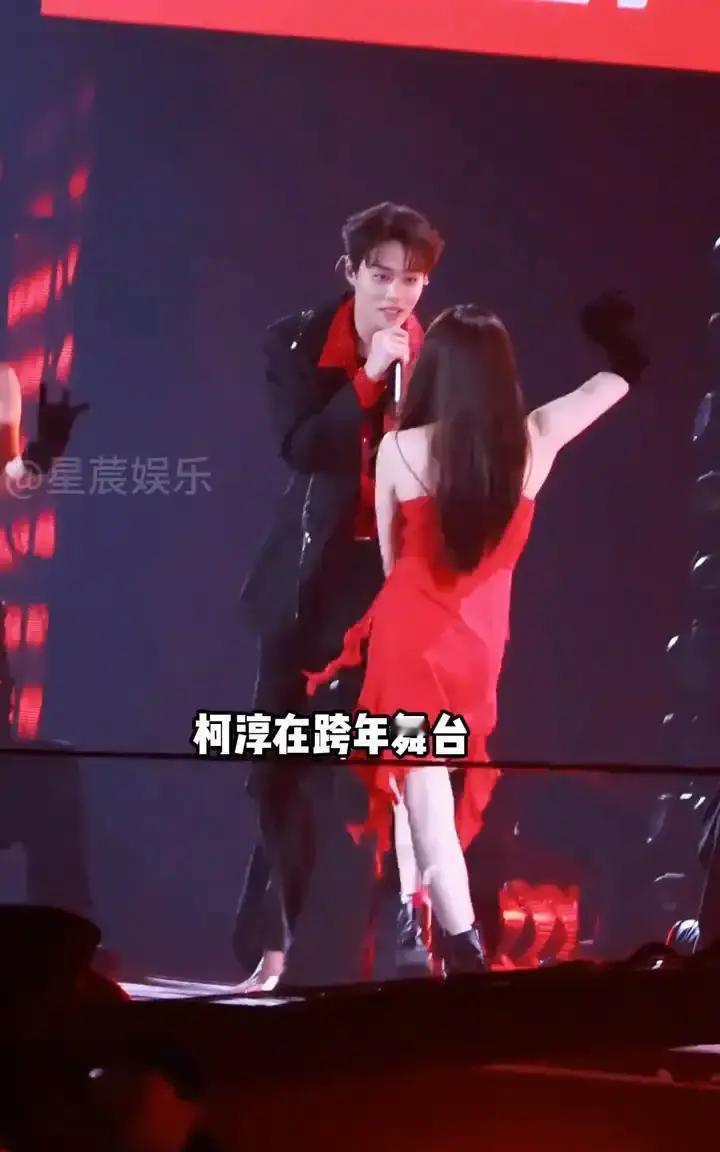 张凌赫一米九，腿长两米八，站那儿就是行走的尺子。可尺子也有烦恼，裤子一贴身，观众