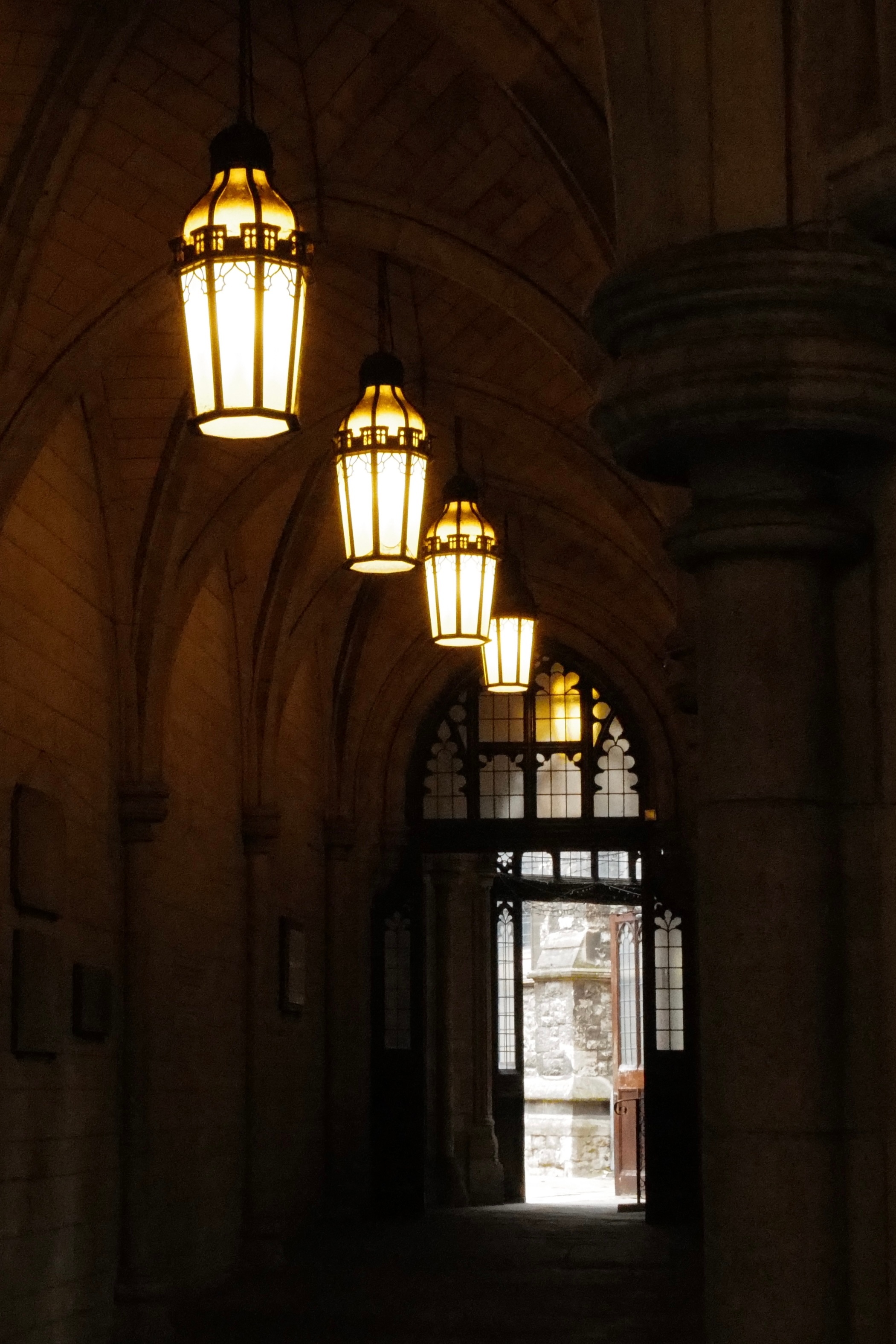 不期而遇，走进肯辛顿地区的圣玛丽阿伯特教堂，回廊与堂内遍布纪念者铭牌。根据印制的