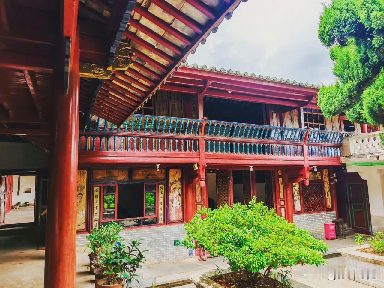 走进云南新平戛洒陇西世族庄园，这里既是末代土司李润之的私宅，也是大平掌战斗红色遗
