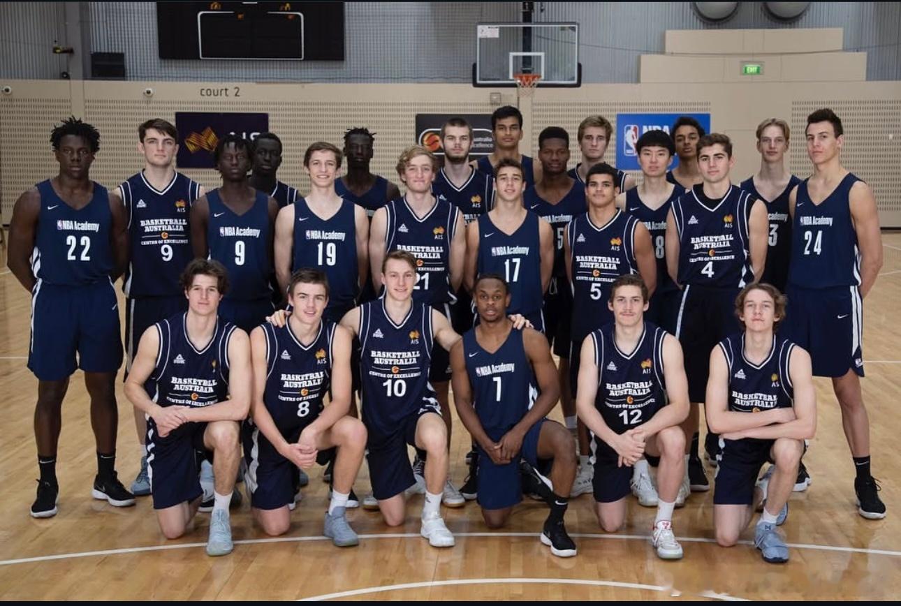 李贤重在伊拉瓦拉老鹰算是旅澳成功的，第二年更是随球队夺冠，除了自身努力之外，很多