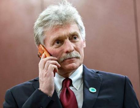 克里姆林宫发言人德米特里·佩斯科夫在普京访问土库曼斯坦期间被拍到使用新款iPho