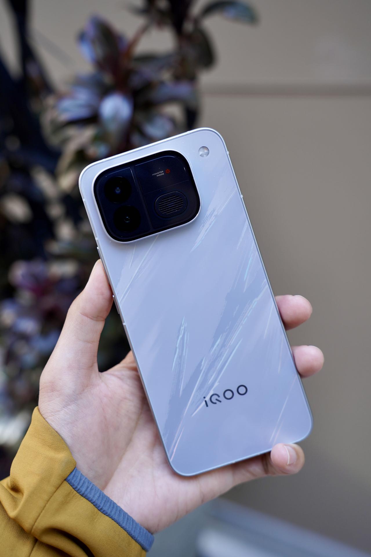 iQOO Neo12争锋配色，背部色彩丰富，立体感强，非常酷[偷笑]