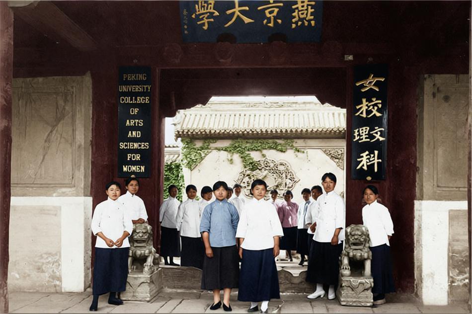 1922年，燕京大女校门口，年轻女学生整齐站在大门前，穿着典型的民国时期学生装。