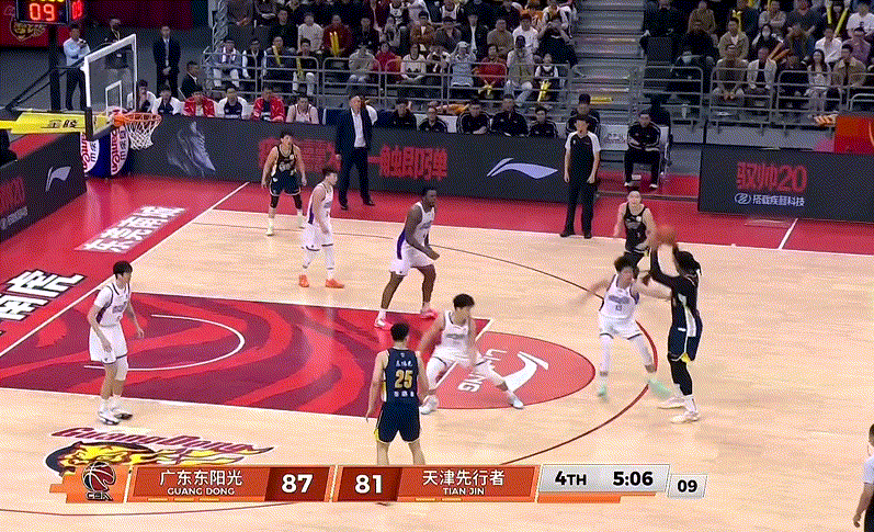 胡明轩超远三分命中，队长关键时刻稳住局面！广东队这波进攻小高潮打得不错！广东男篮