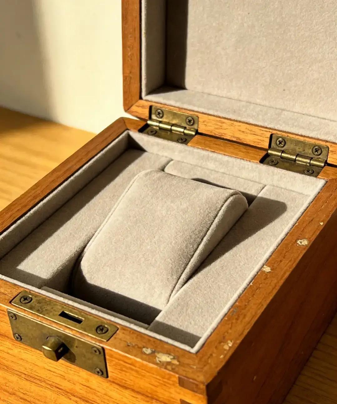 婆媳大战又升级。

4月3号晚，抖音粉丝600万的“小慧夫妇”发视频，婆婆举着锅