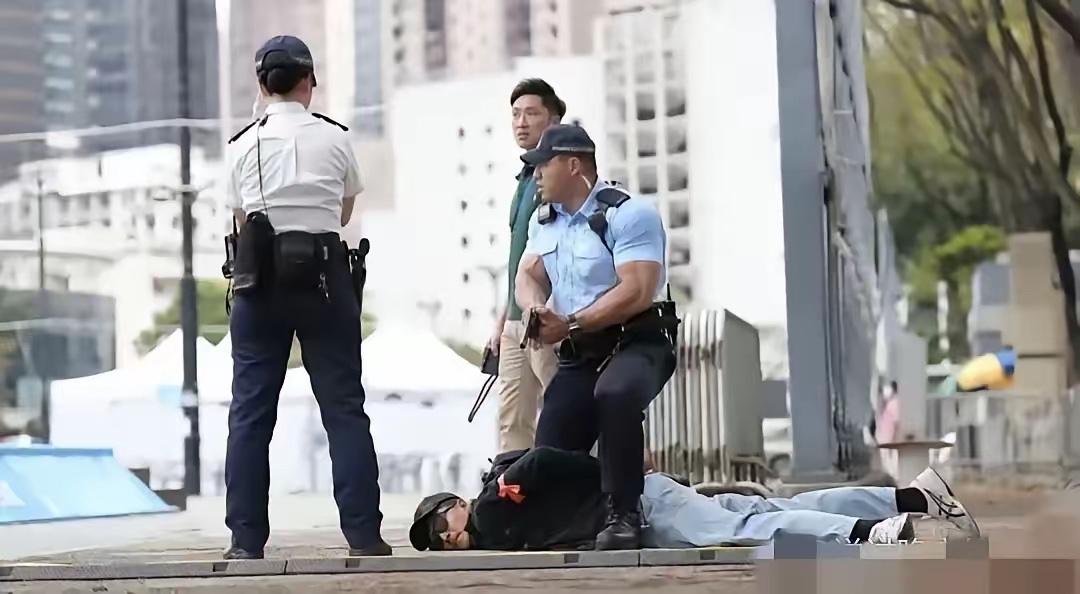 胆子彻底大了！外籍男子卡点偷拍解放军军舰，精准踩点根本不是意外。

现在境外谍报